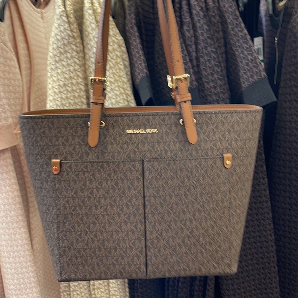 MICHAEL KORS JET SET TRAVEL MEDIUM DOUBLE POCKET TOTE 
BROWN SIGNATURE
NWT - Picture 7 of 16